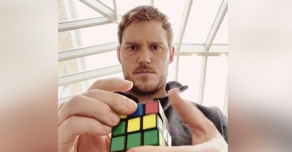 El actor Chris Pratt sorprende a sus seguidores armando un cubo de Rubik en 60 segundos