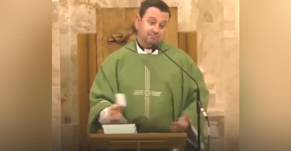 Graban al cura reclamando a sus fieles «tacaños» por dar poco dinero a la iglesia Graban al cura reclamando a sus fieles «tacaños» por dar poco dinero a la iglesia