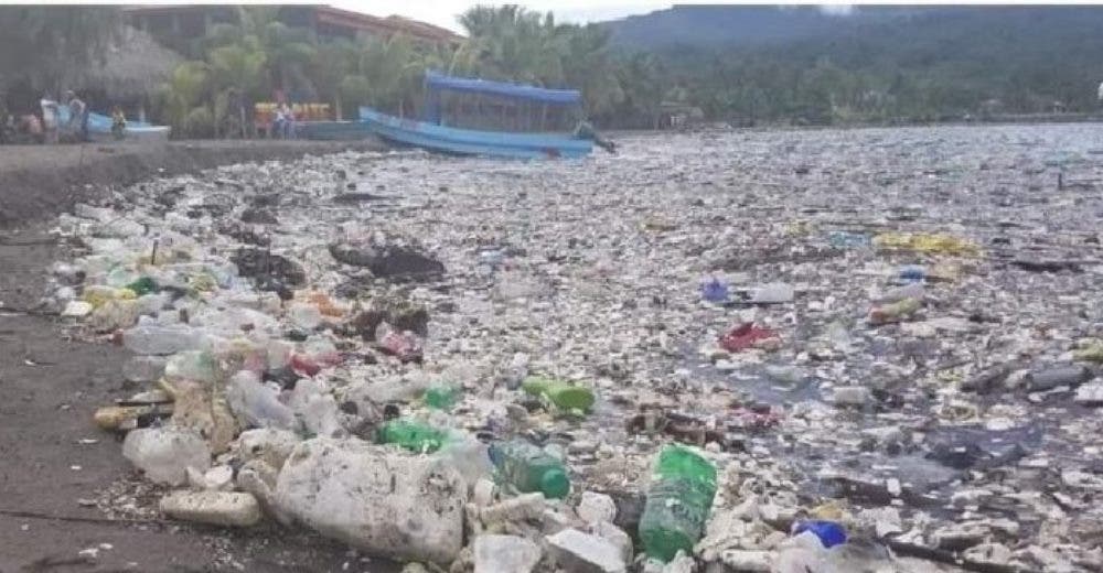 Un tsunami con toneladas de basura llega de un país vecino alarmando a la población