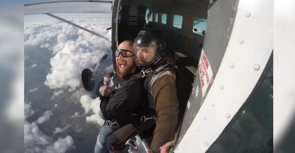 Salta desde un avión para conseguir el dinero que necesita para ayudar a su hijo enfermo
