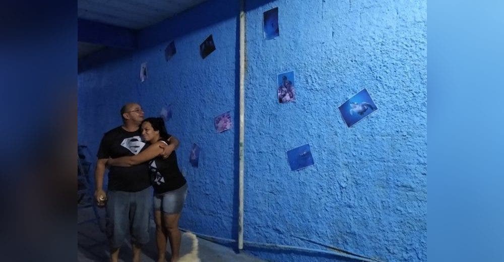 Pinta de azul una pared de su humilde vivienda para que su esposa pudiera recordar el mar