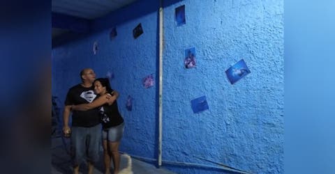Pinta de azul una pared de su humilde vivienda para que su esposa pudiera recordar el mar