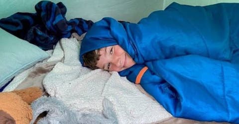 Un niño de 10 años duerme en una carpa durante meses para honrar a su amigo fallecido