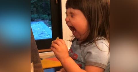 Graba la reacción de su hija de 2 años cuando prueba patatas con sal y vinagre