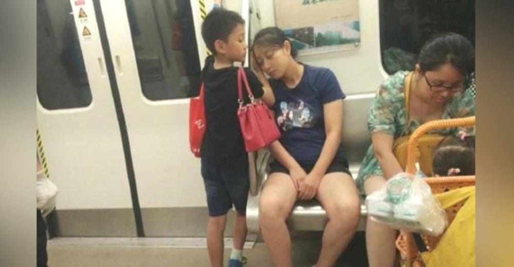 Madre agotada se duerme en el tren y su pequeño usa sus manitas para hacerle una almohada