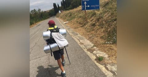 Un niño de 11 años camina 3.000 kilómetros y duerme a la intemperie para abrazar a su abuelita