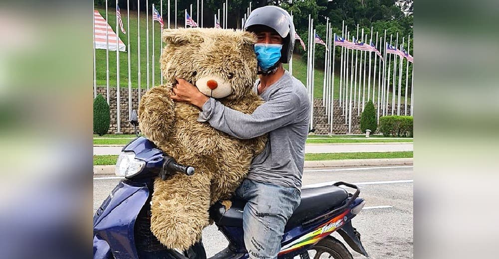 Una mujer intercepta al conductor que lloraba llevando en su moto al oso que sacó de la basura