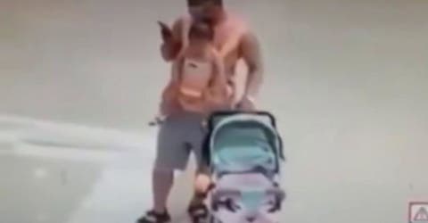 Un despistado padre actúa desesperado buscando a su bebé que debería estar en el carrito