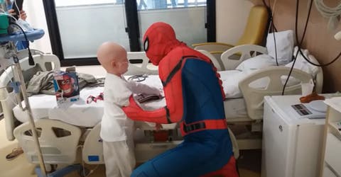 «Doné un pedazo de mí para salvarlo» – Visita a su hijo en el hospital vestido de Spiderman