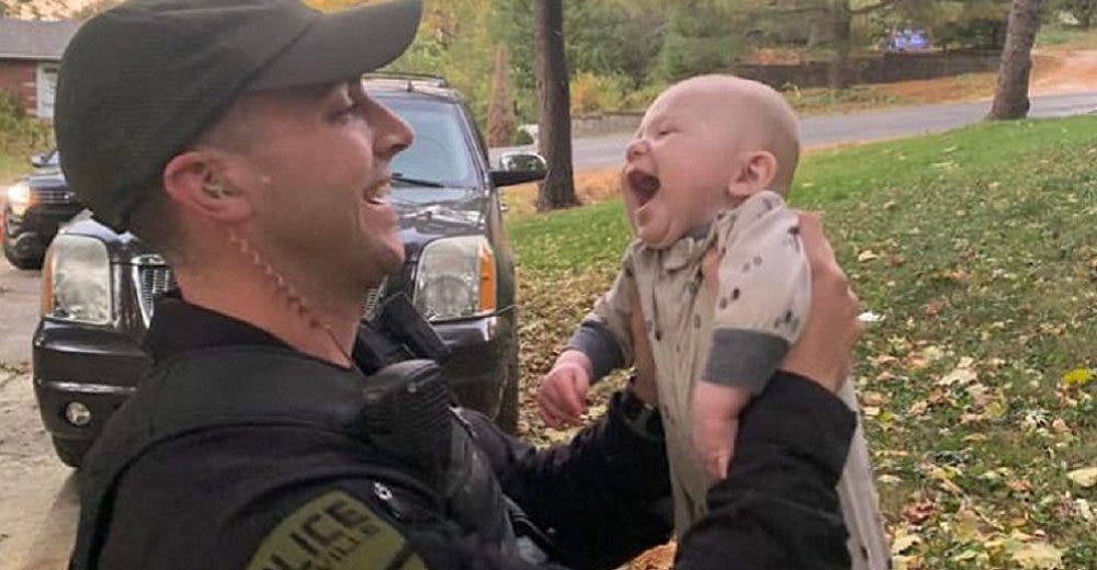 Un bebé sonríe para agradecerle al policía que actuó justo a tiempo para salvar su vida