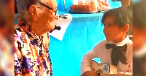 Un niño de 5 años emociona a su abuelita al cantarle el tema «Recuérdame» de la película Coco