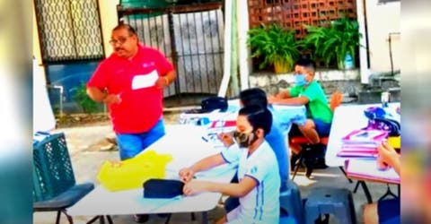 Un maestro improvisa un salón de clase al aire libre para que sus humildes niños puedan estudiar