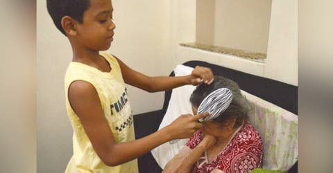 Un niño de 10 años cuida, alimenta y le ofrece su cariño a una anciana con Alzheimer