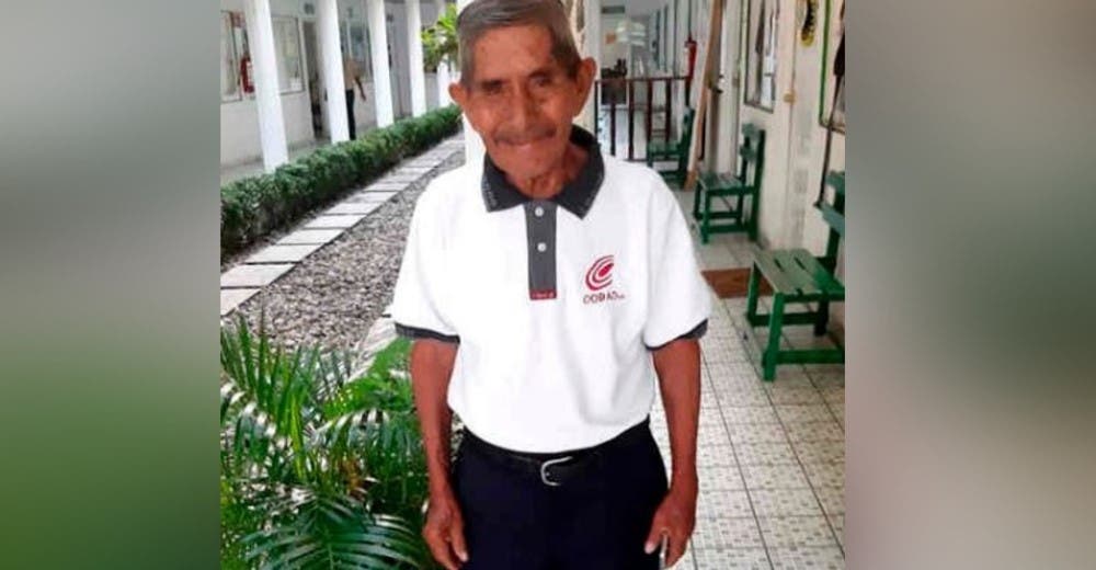 Un humilde hombre de 80 años se prepara cada día para estudiar en la universidad