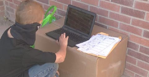 Un humilde niño de 9 años pasa horas en el suelo frente a su escuela para poder hacer sus deberes