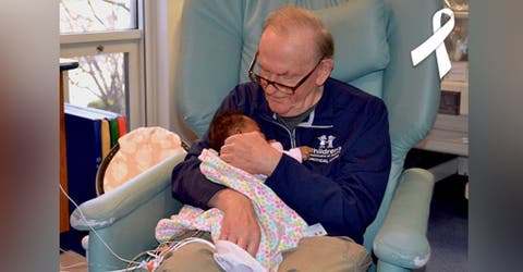 Le rinden homenaje al abuelito que arrullaba y acompañaba a los bebés prematuros en la UCI