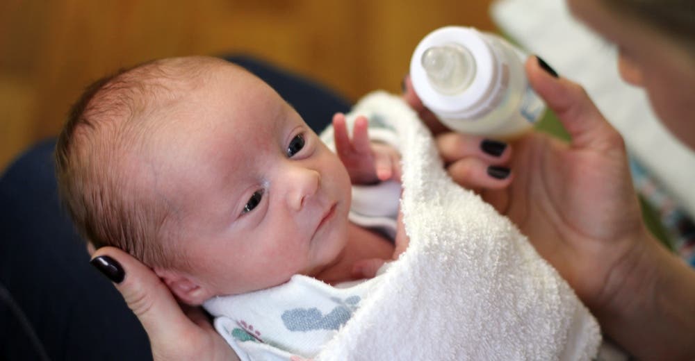 Advierten que los bebés alimentados con biberones pueden ingerir gran cantidad de microplásticos