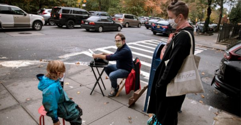 Decenas de personas acuden al hombre sentado en la calle con su máquina buscando consuelo
