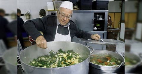 «El amor genera más amor» – A los 90 años se dedica a alimentar a los más necesitados