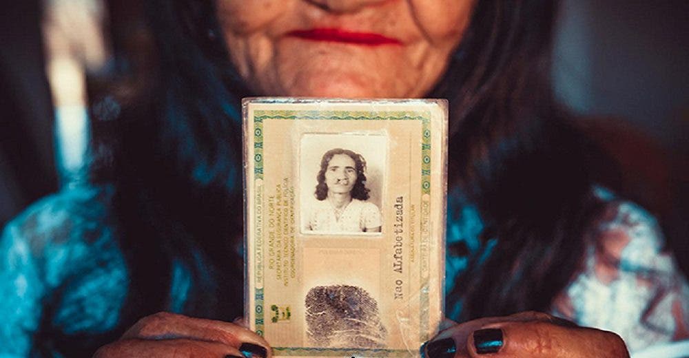 A sus 67 años y tras décadas de sufrimiento logra su sueño de pintar sus labios por primera vez