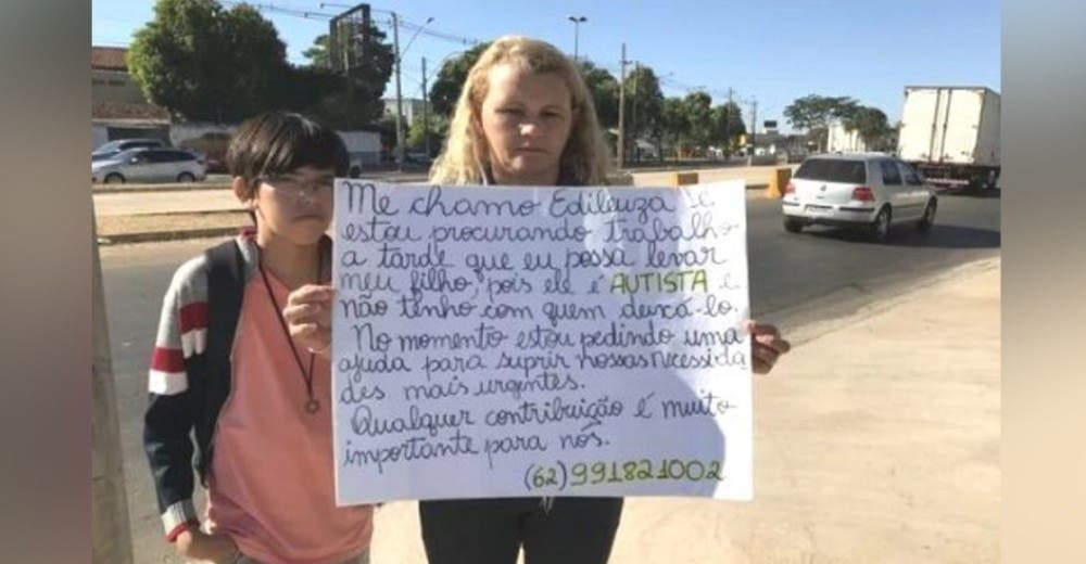 Sale a la calle con su hijo autista pidiendo ayuda desesperada para poder sobrevivir Sale a la calle con su hijo autista pidiendo ayuda desesperada para poder sobrevivir