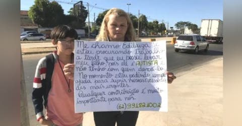 Sale a la calle con su hijo autista pidiendo ayuda desesperada para poder sobrevivir