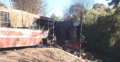 Los vecinos se unen para ayudar a una familia de 7 hijos que sobreviven dentro de un viejo autobús