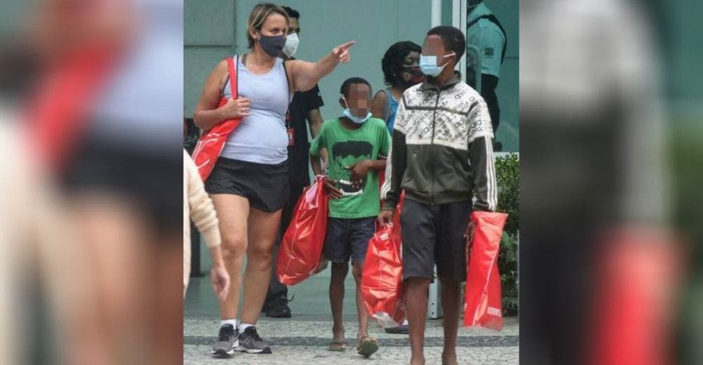 Dos humildes hermanitos huérfanos interceptan a una actriz para venderle caramelos y los rechaza