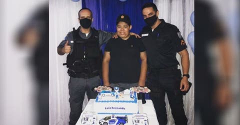 La policía llega a la humilde vivienda de un joven con autismo interrumpiendo su cumpleaños