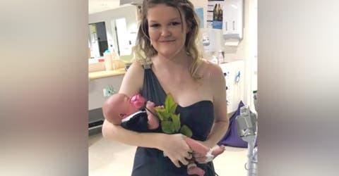 Celebra su graduación en el hospital para no dejar solo a su pequeño hijo con Síndrome de Down
