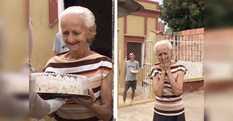 Una humilde abuelita se emociona cuando tocan su puerta para darle un pastel de cumpleaños