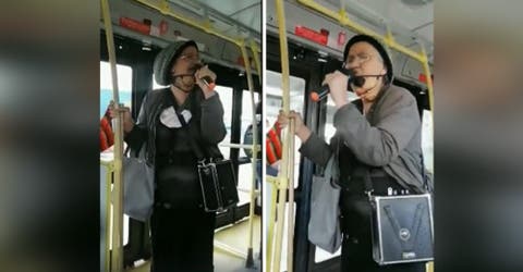 Una abuelita se sube al autobús con un micrófono y deja a todos los pasajeros conmovidos