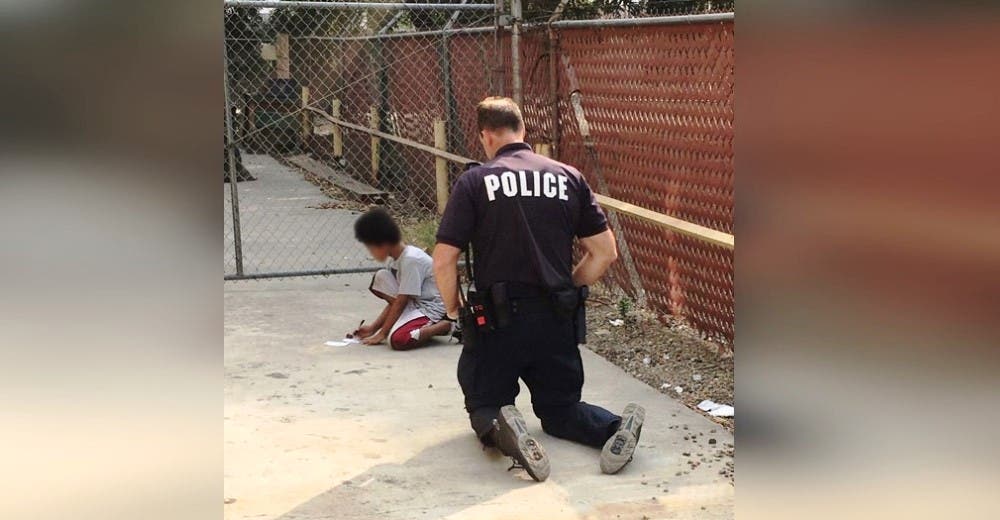 Un policía se acerca al niño autista que permanecía solo, atemorizado y aislado en la calle
