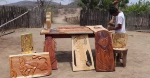 Las autoridades contactan al niño de 13 años que hace impactantes esculturas de madera