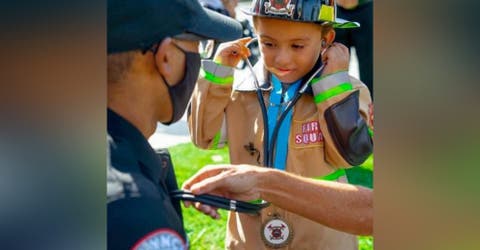 Los bomberos le rinden un homenaje al niño que actuó justo a tiempo para salvar a su hermanito