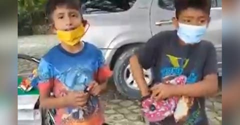 «Le damos gracias a Dios»- Graban a los 2 niños que venden dulces para poder seguir estudiando