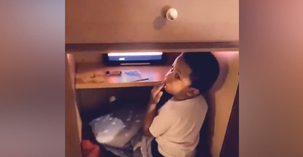 Encuentra a su hijo de 2 años escondido en el interior de un mueble y termina desconcertada
