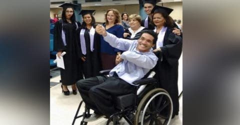 Estudia a los 60 años para que su hijo con parálisis pudiera graduarse en la universidad