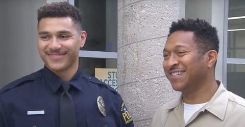 Celebra que es el primer padre de la historia en convertirse en policía junto a su hijo