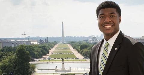 Hace historia al convertirse en el primer estudiante de color con un cargo en Harvard