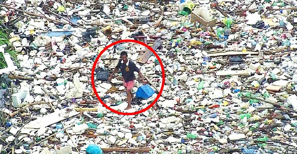 Captan a un hombre «caminando sobre el agua» a causa de la alarmante situación de su comunidad