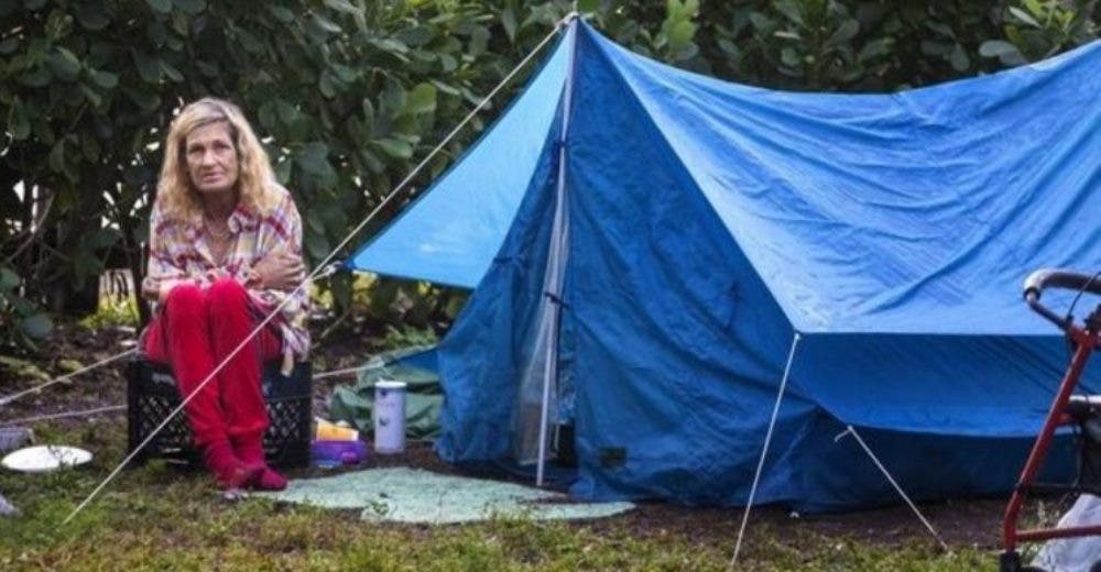 Pide ayuda tras quedarse en la calle con su familia aunque tiene 16 años trabajando