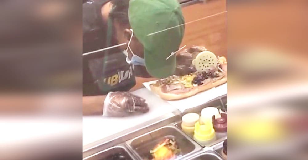 La empleada de Subway cae desplomada sobre la comida que le preparaba