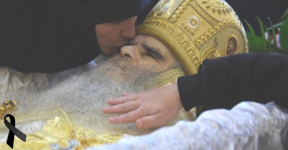 Miles de fieles besan a un arzobispo fallecido por COVID-19 para darle el último adiós Miles de fieles besan a un arzobispo fallecido por COVID-19 para darle el último adiós