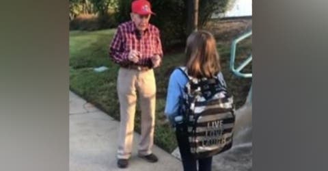 Se alarma tras descubrir que su hija habla con un anciano de 94 años antes de entrar a clases