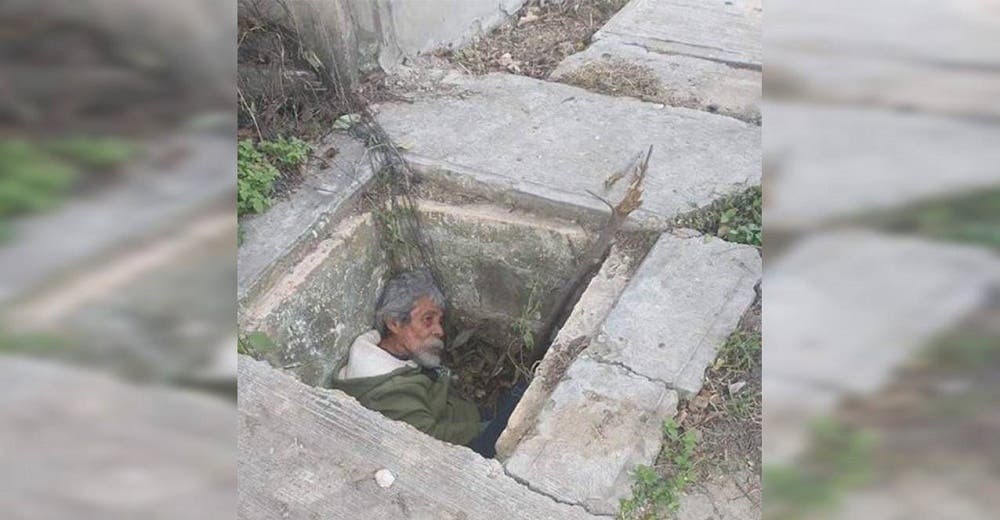 Un abuelito de la calle busca refugio en una alcantarilla para no morir de hipotermia