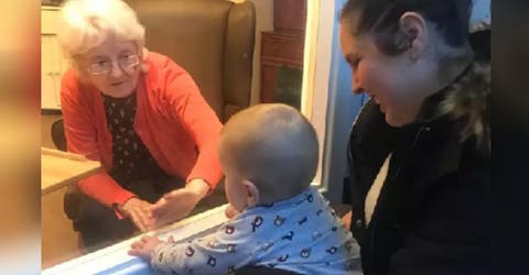 Una abuelita ve por primera vez a su nieta después de 9 meses soñando con conocerla