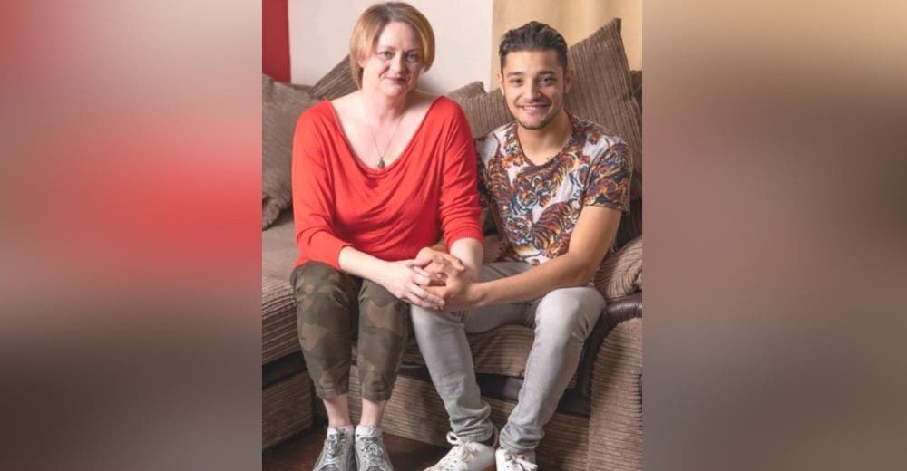Lo echan de su casa tras empezar una relación con la madre de su amigo que es 22 años mayor Lo echan de su casa tras empezar una relación con la madre de su amigo que es 22 años mayor