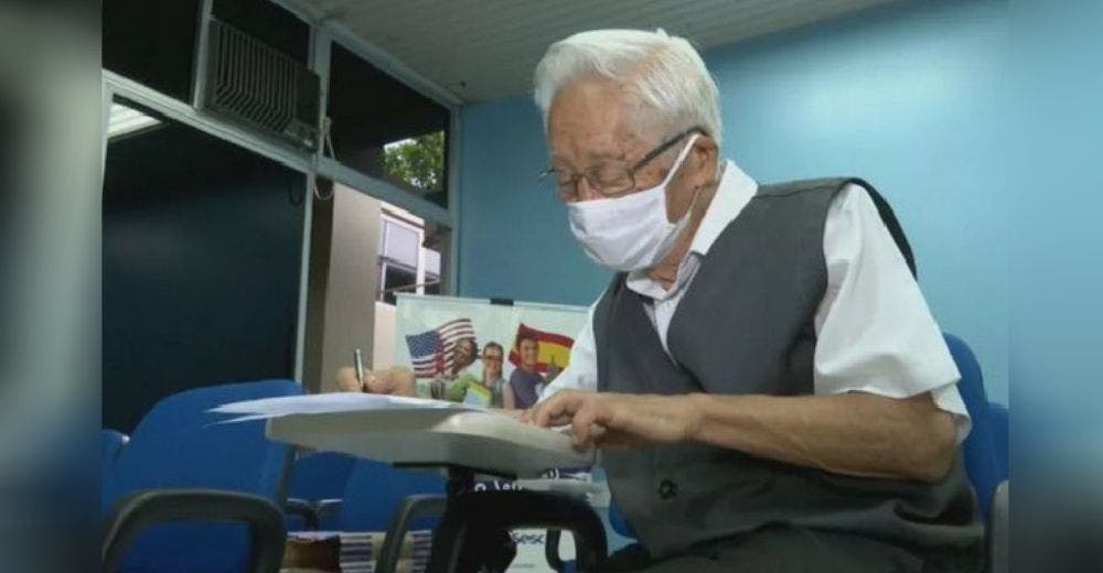 Un abuelo de 82 años sueña con graduarse de médico y promete dar consultas gratis Un abuelo de 82 años sueña con graduarse de médico y promete dar consultas gratis