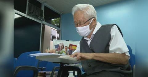 Un abuelo de 82 años sueña con graduarse de médico y promete dar consultas gratis